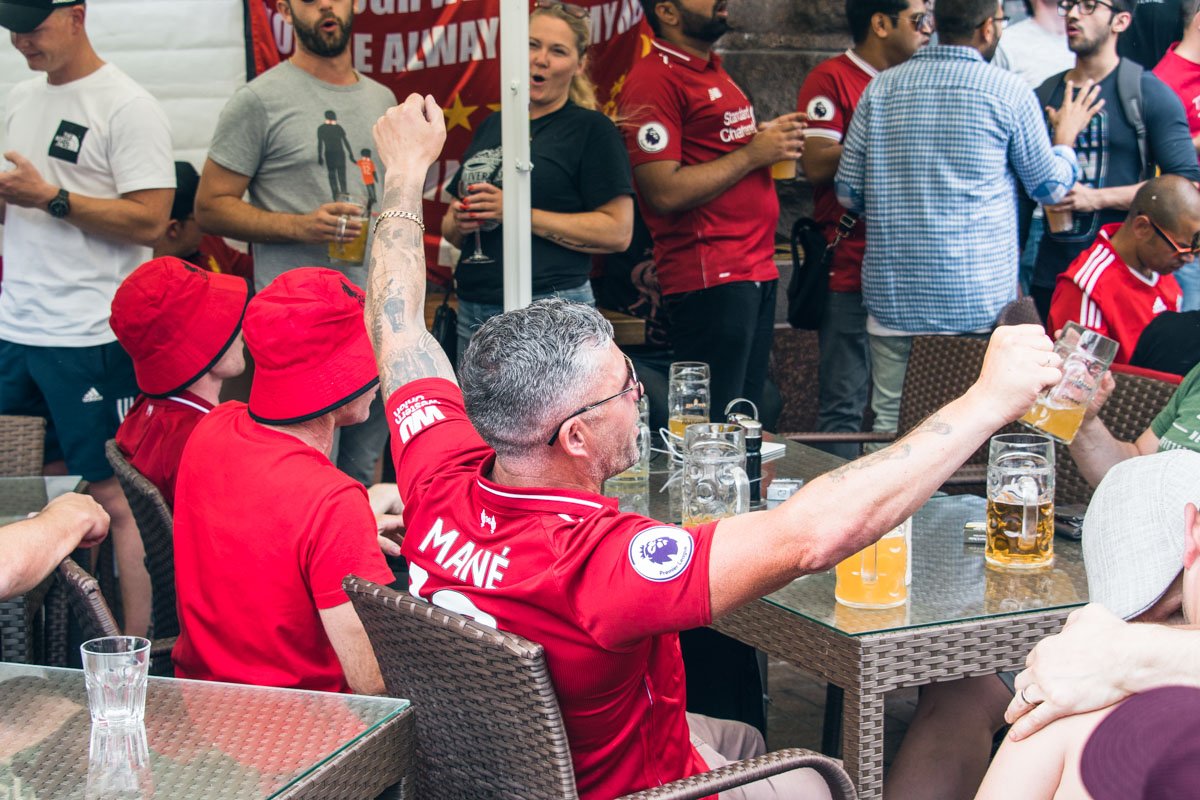 Разминаются перед матчем