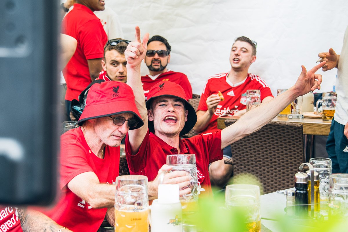 Разминают фанаты не только руки, но у печень 