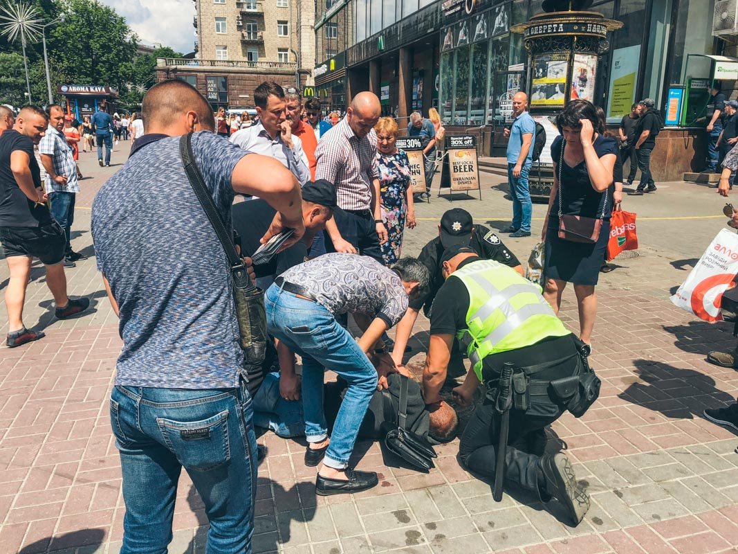 В самом центре Киева у мужчины случился приступ эпилепсии