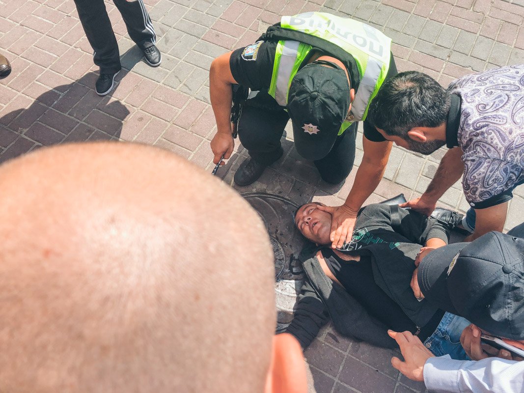 Правоохранители сразу же вызывали скорую помощь