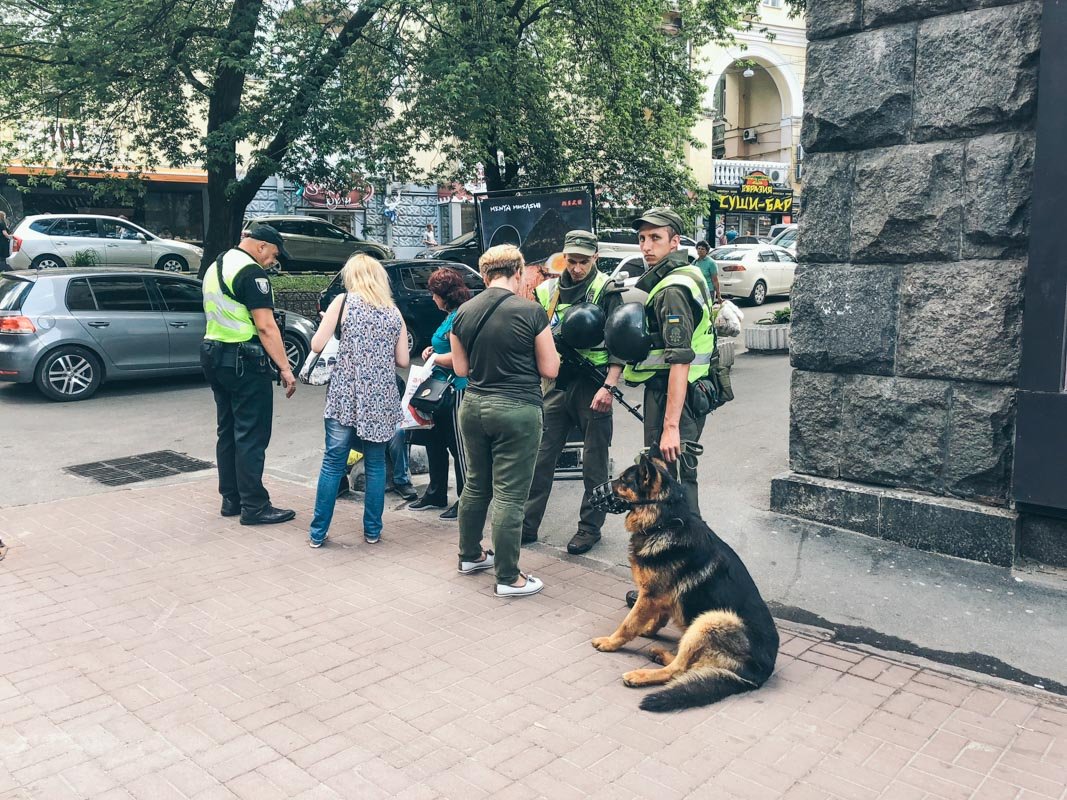 Сейчас на Крещатике общественный порядок охраняют много правоохранителей