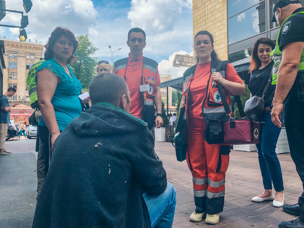 Когда мужчина смог подняться на ноги, его отвели в машину скорой