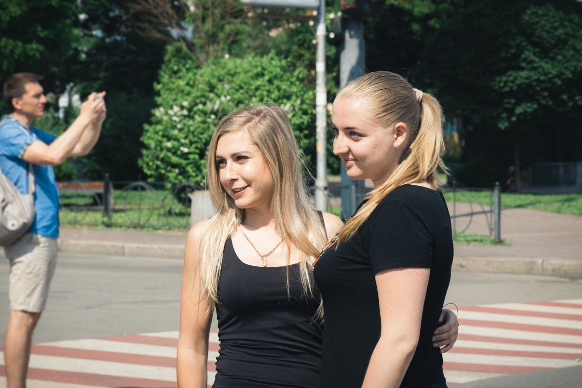 А многие просто беззаботно прогуливаются и фотографируют на память эти моменты