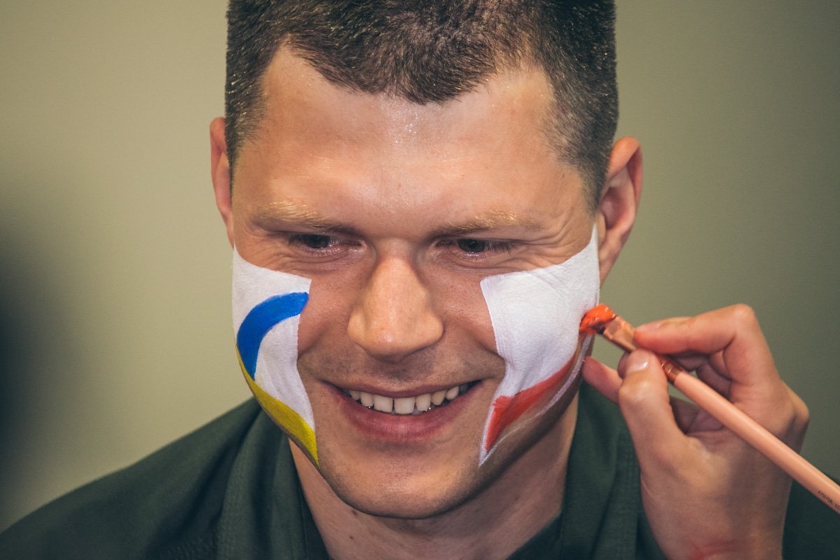 Участие в таком флешмобе парни приняли с удовольствием