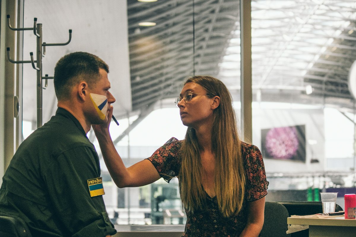 На лица пограничников нанесли цвета двух клубов-финалистов ЛЧ