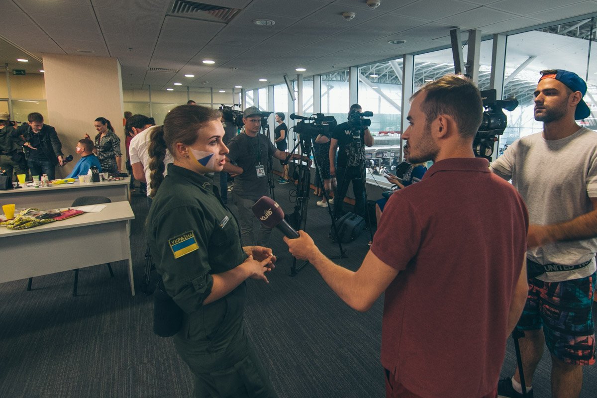 В Борисполе фанатов встречали около 50-ти пограничников