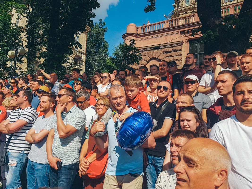 Щурятся от солнца, но не покидают место