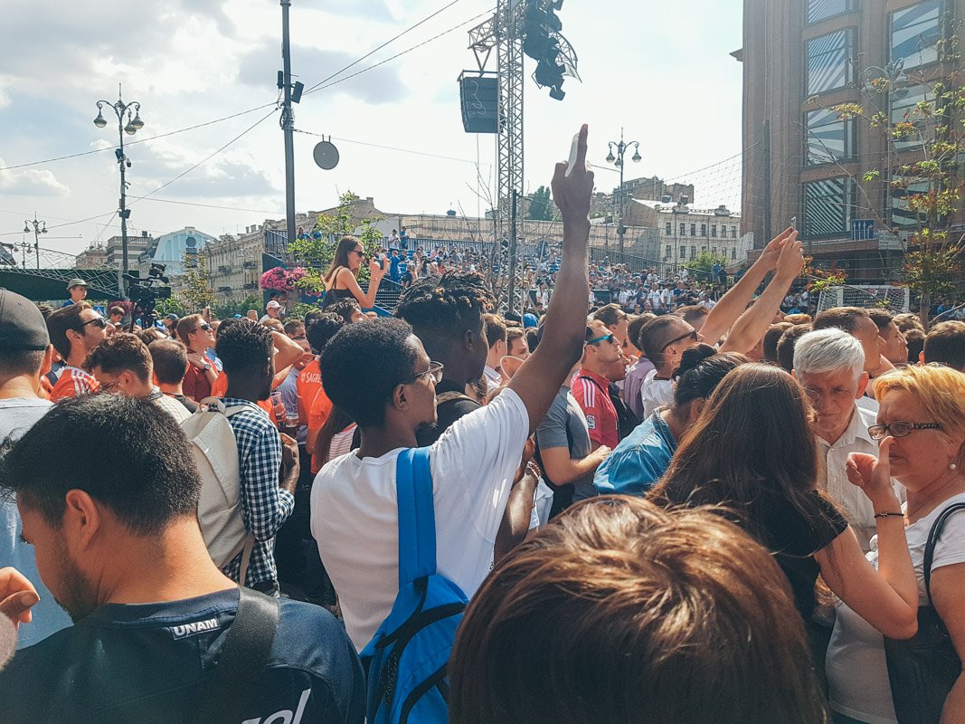 Кому не видно, стоят и просто стримят 