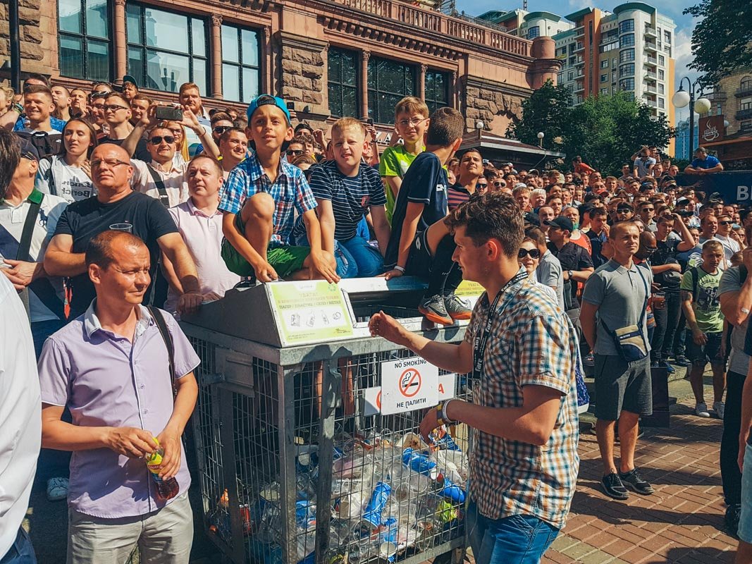 На мусорных баках тоже постеснялись примоститься 