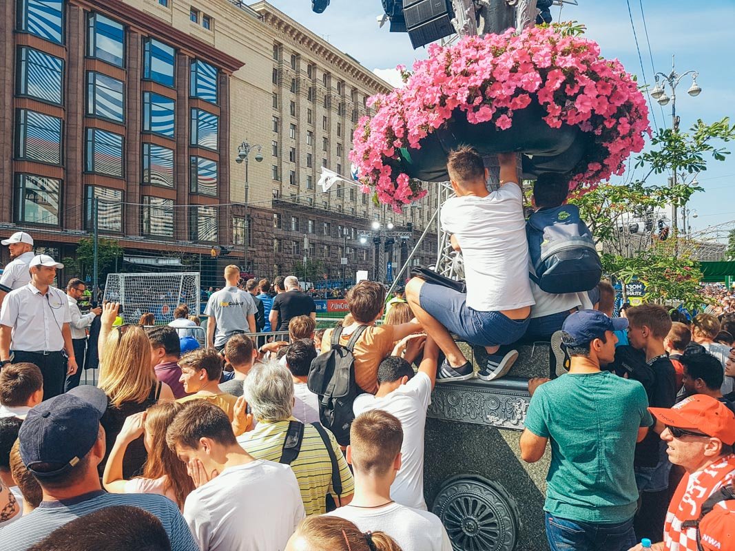 Столбы тоже осадили 