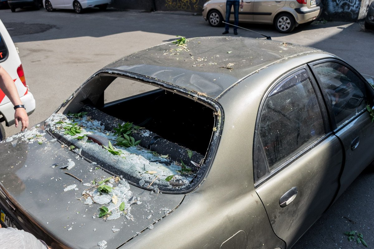 Машина пострадали достаточно сильно Машина пострадали достаточно сильно