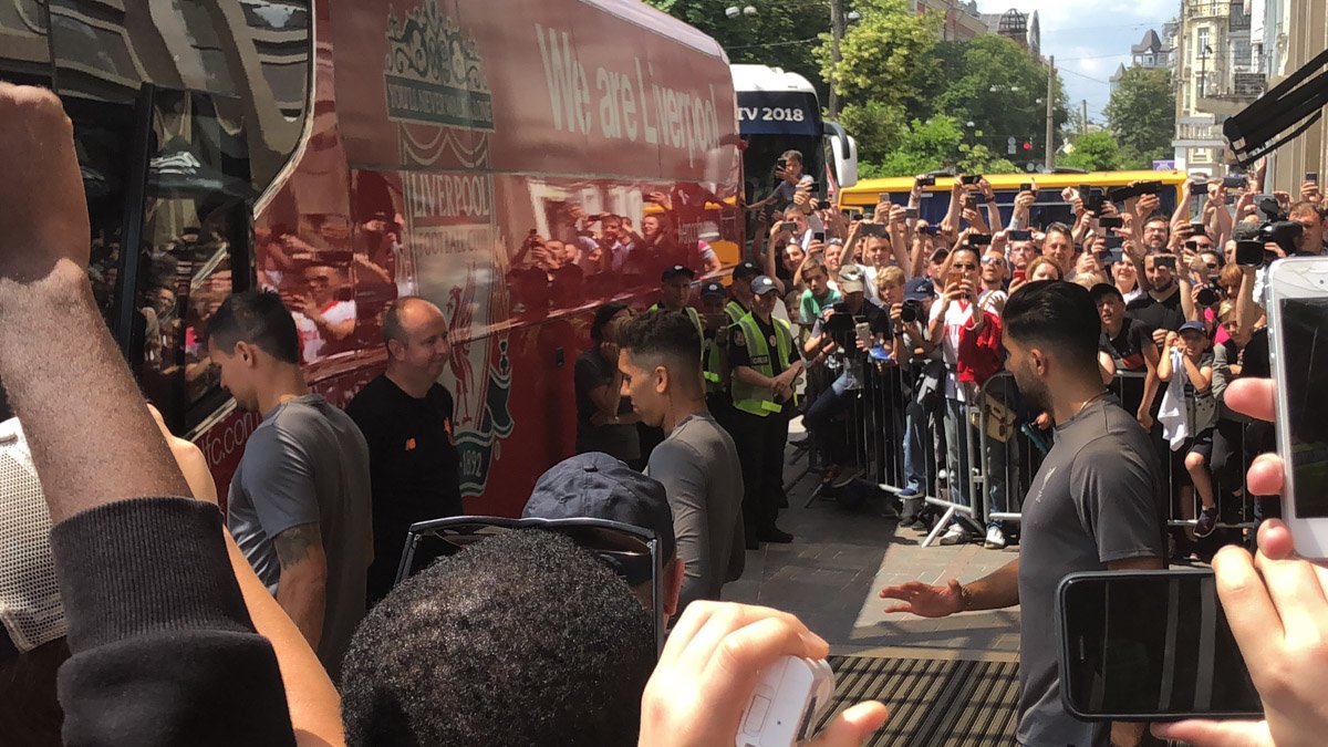 Мимо фанов прошли Роберто Фирмино, Рагнар Клаван и Джордан Хендерсон