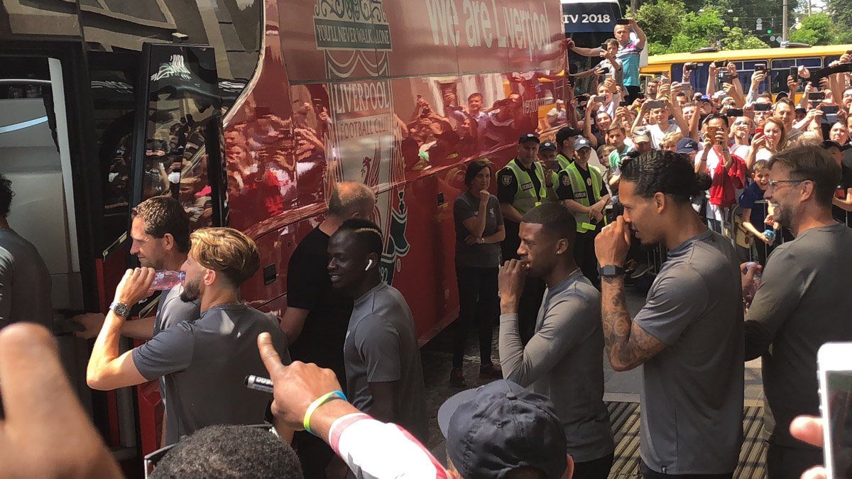 А вот и Вирджил Ван Дейк, ставший в начале этого года самым дорогим защитником мира - его купили за 75 миллионов фунтов