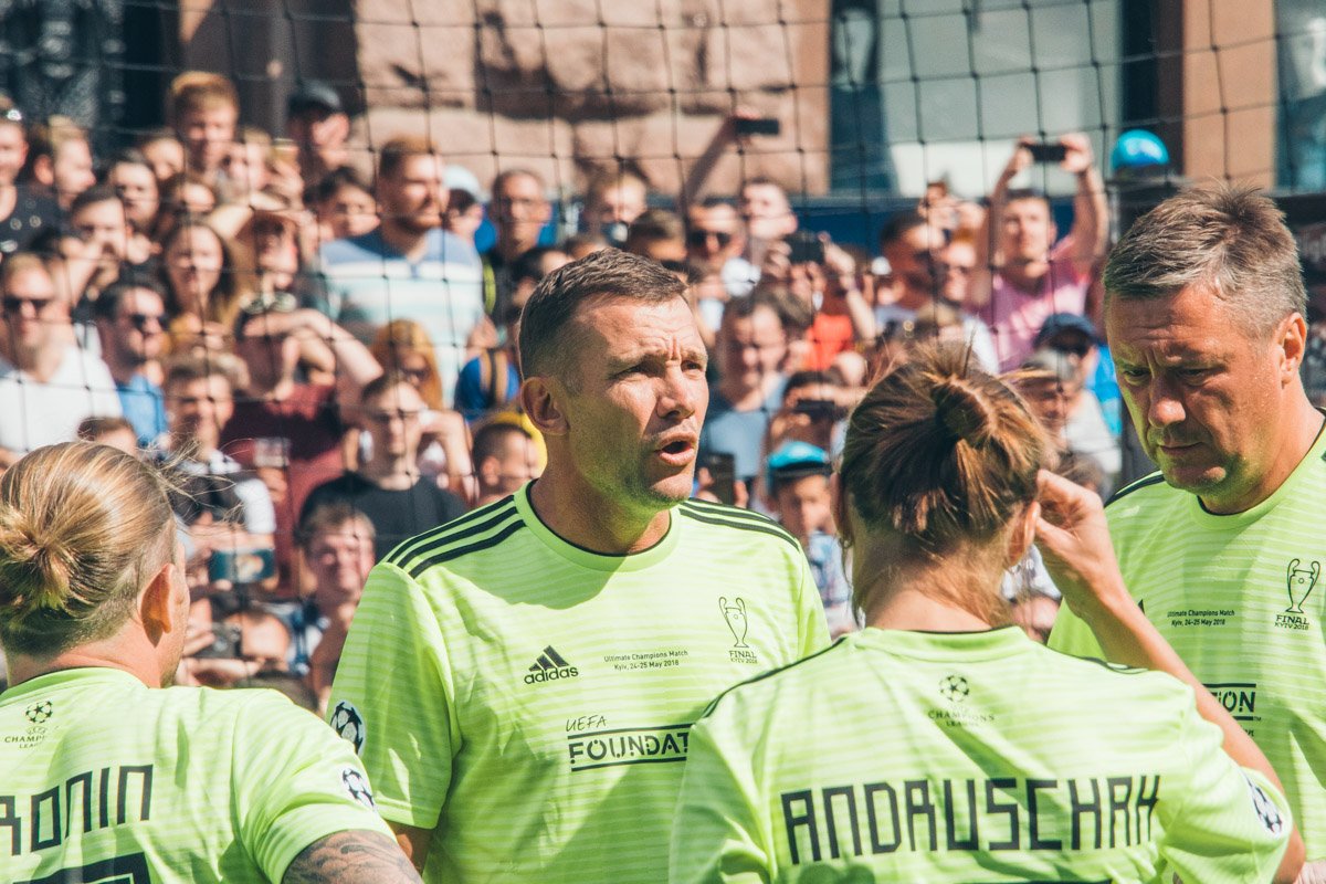 Тренер сборной Украины Шевченко, тренер "Динамо" Хацкевич, футболистка Ия Андрущак и Андрей Воронин