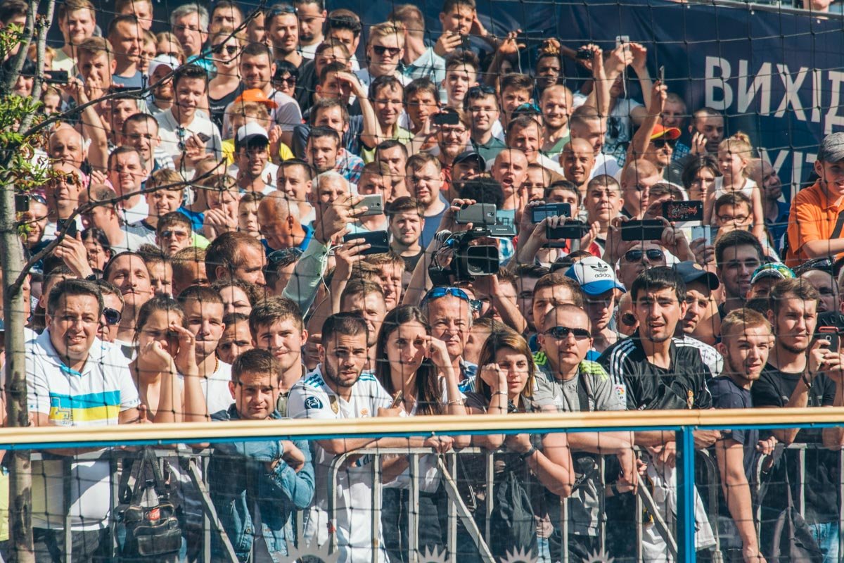 Фанаты в напряжении из-за перепетий матча финала