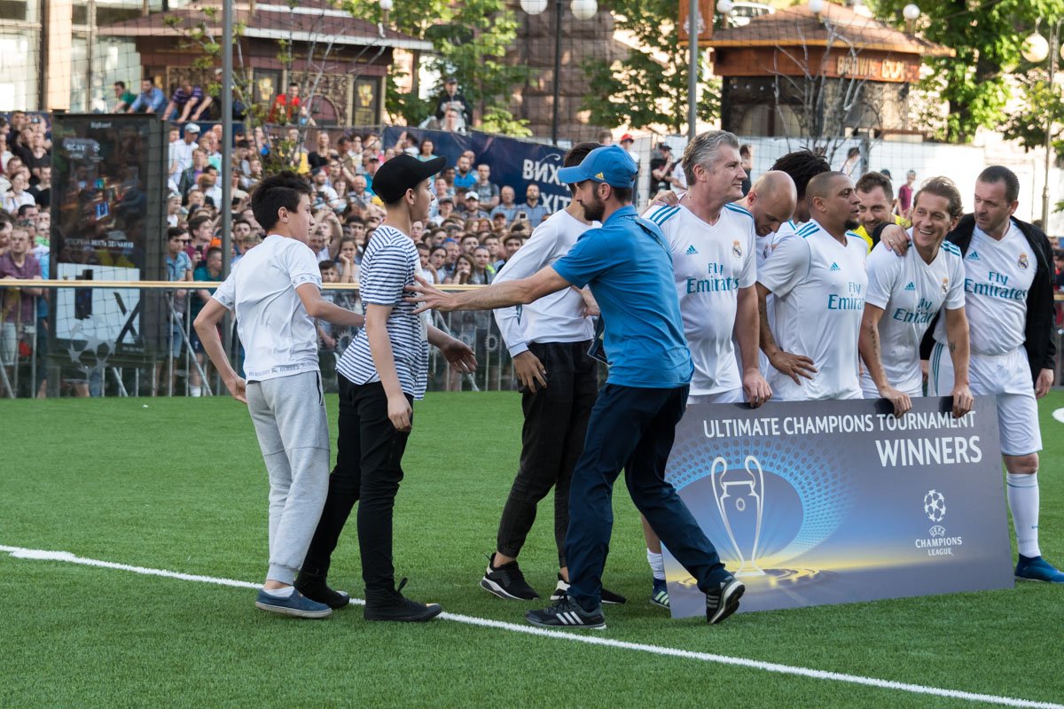 Во время фото легенд "Реала" юные болельщикипрораплись на поле, но были остановлены стюардами