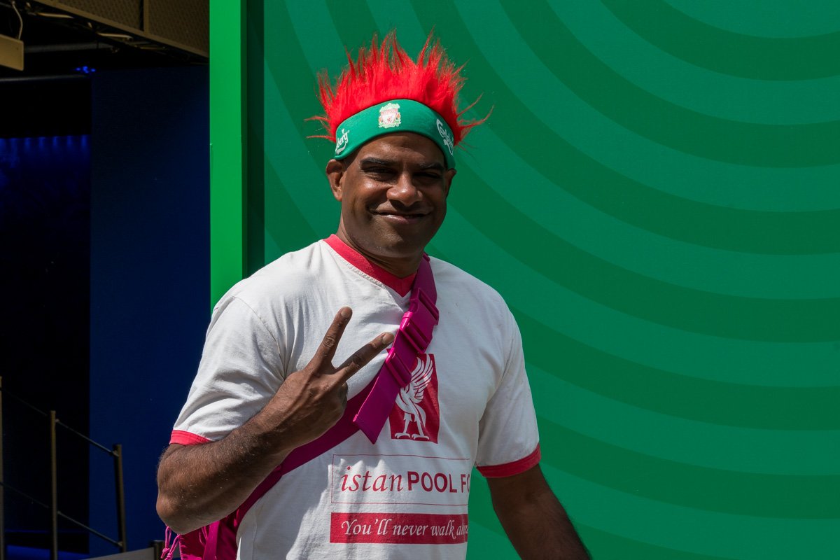 А там наслаждаются спортивной атмосферой