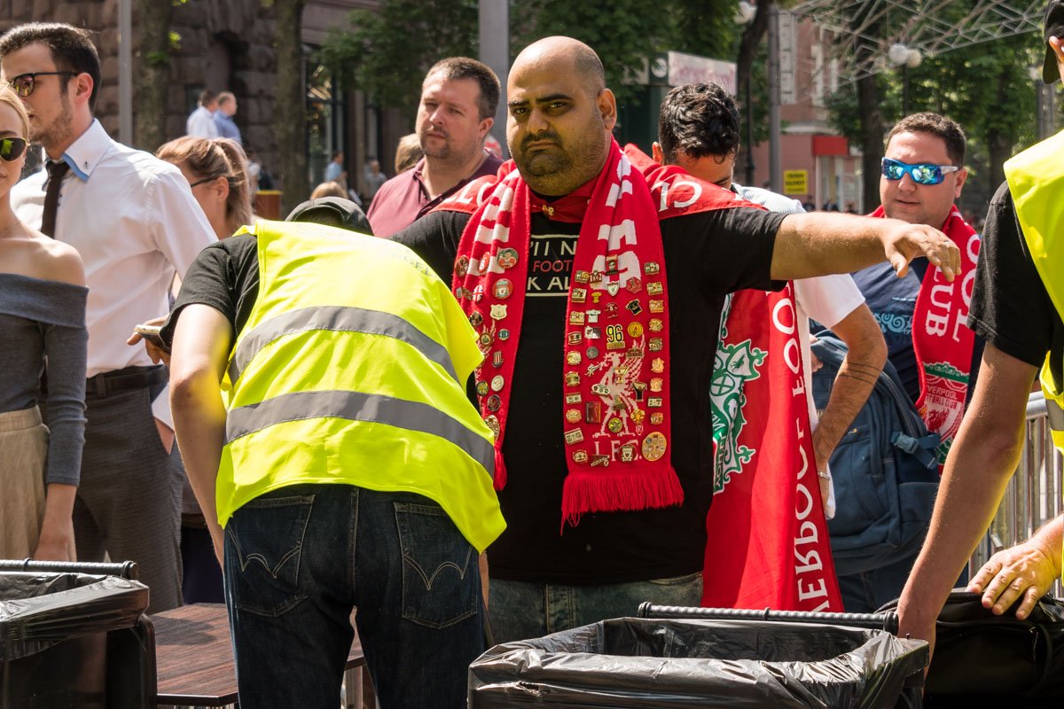 Правила одни для всех: сначала болельщики проходят через рамки металлоискатели и охрану