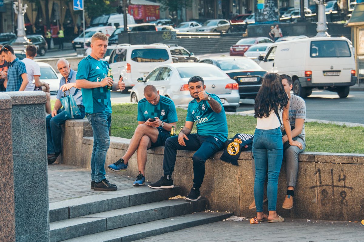 Фанаты отдыхают не только в фан-зоне