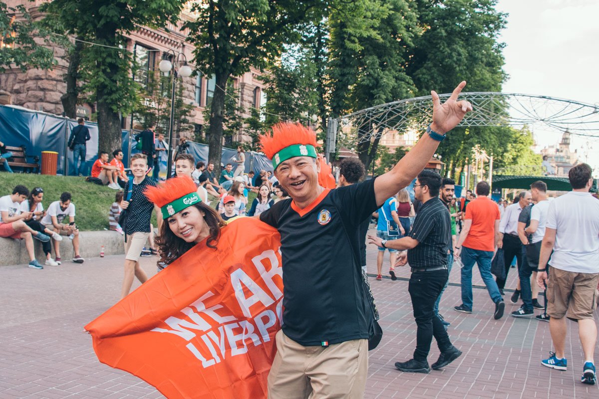 Болельщики ведут себя раскованно и весело