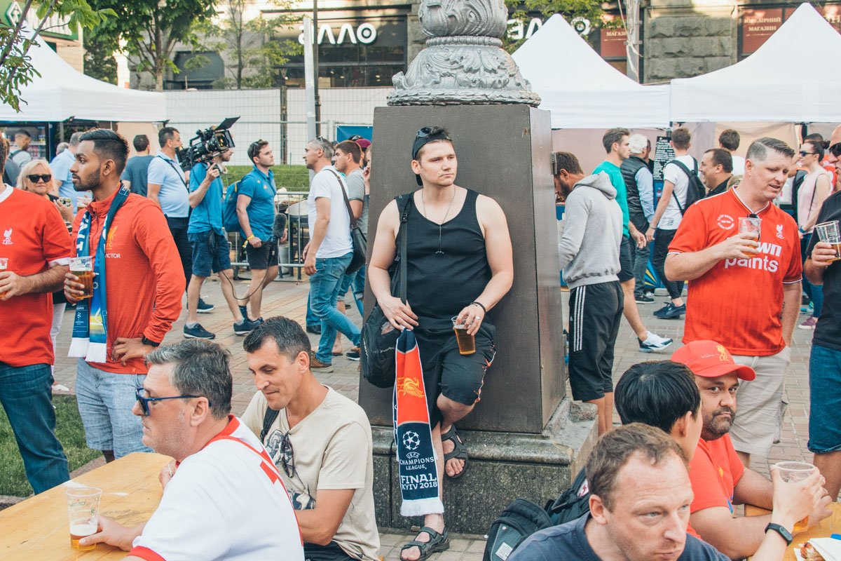 На фоне безумной эмоциональности есть и полная невозмутимость 