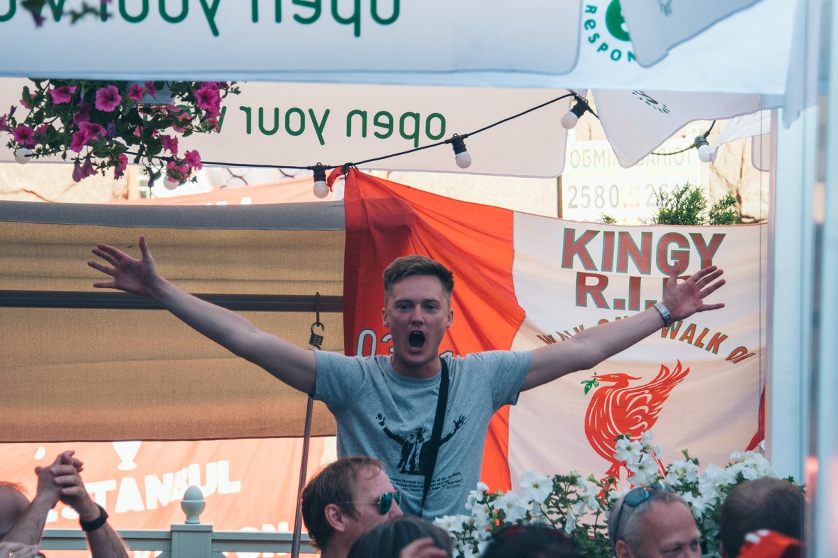 Так петь весь день, до матча можно и голос сорвать 