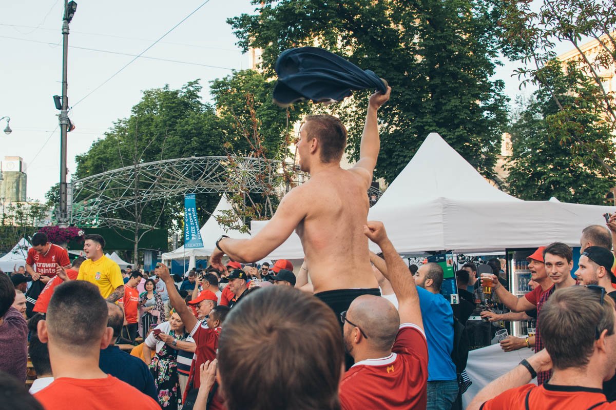 Голые торсы, мокрые майки - классика жанра