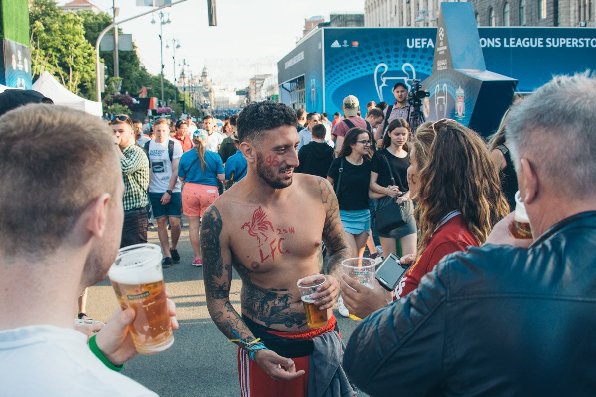 Тату, пиво, девушки и футбол 