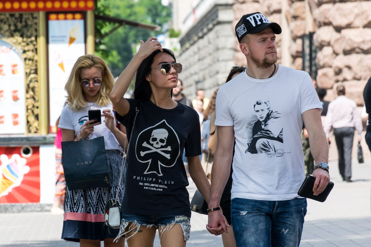 Девушки пришли, чтобы окунуться в атмосферу грандиозного спортивного мероприятия с подругами или со своей второй половинкой