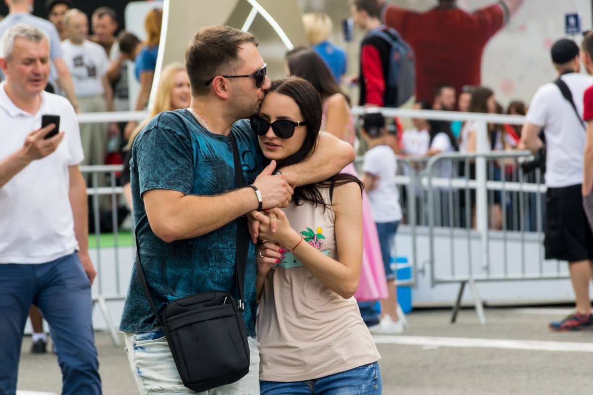 Но и многие девушки пришли со своими возлюбленными