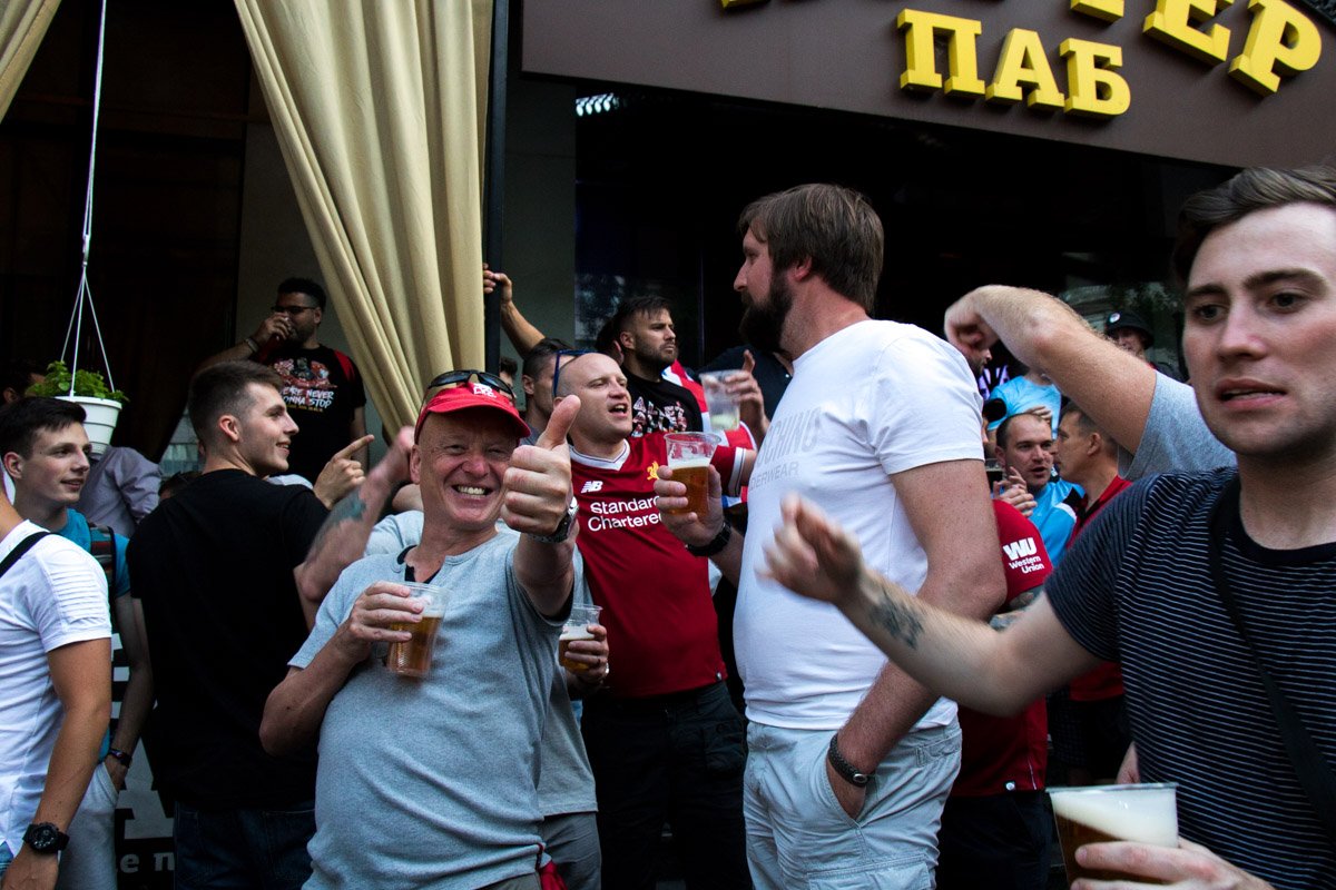 Фанатов "Ливерпупля" на столько много, что они перекрыли движение на бульваре Шевченко