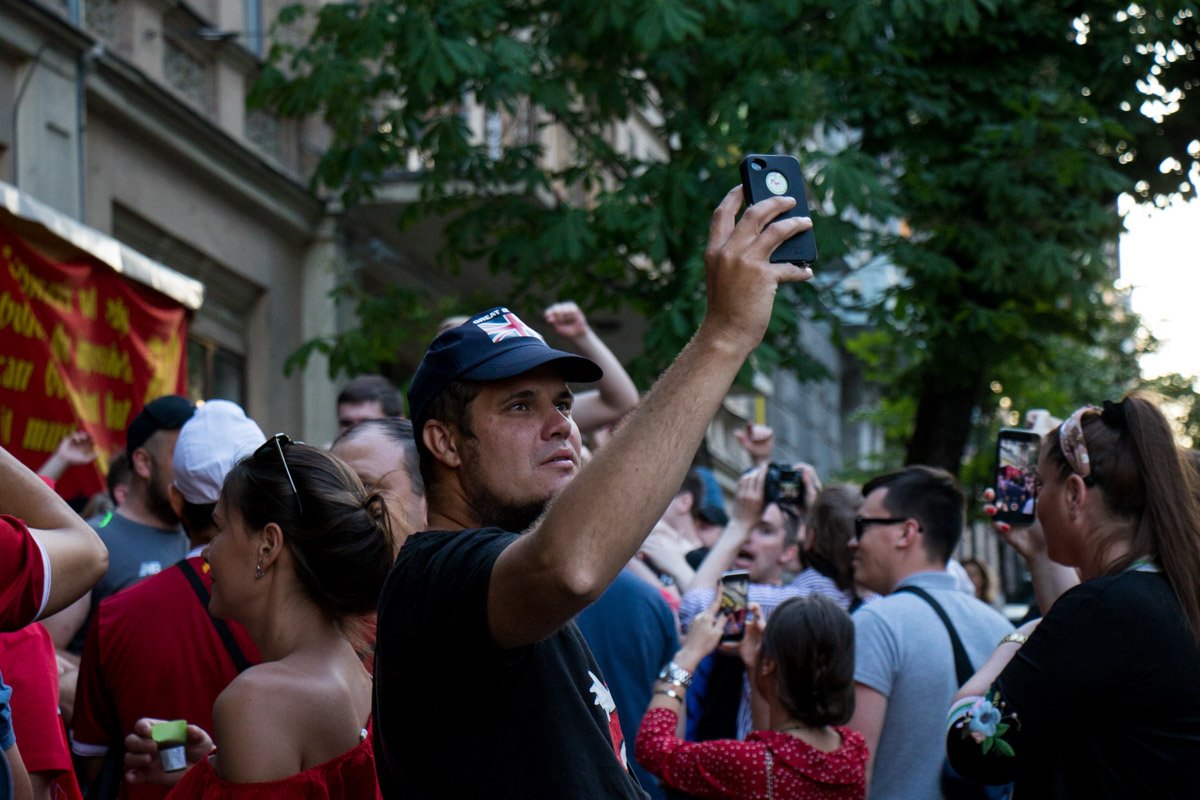 Кому футбол, а кому селфи