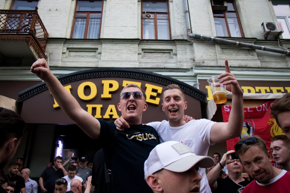 Даже присутствие правоохранителей не смутило фанатов и они остались на проезжей части