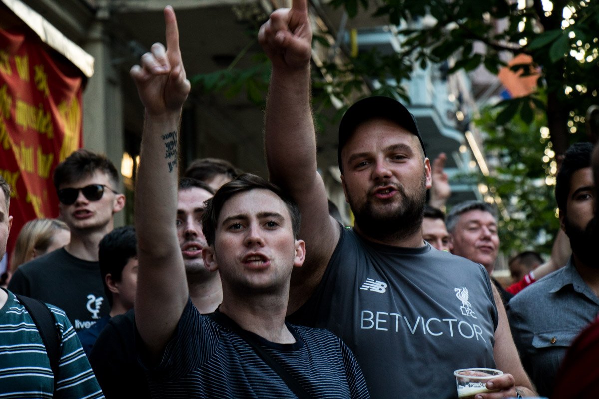 Англичане пели песни и пили пиво