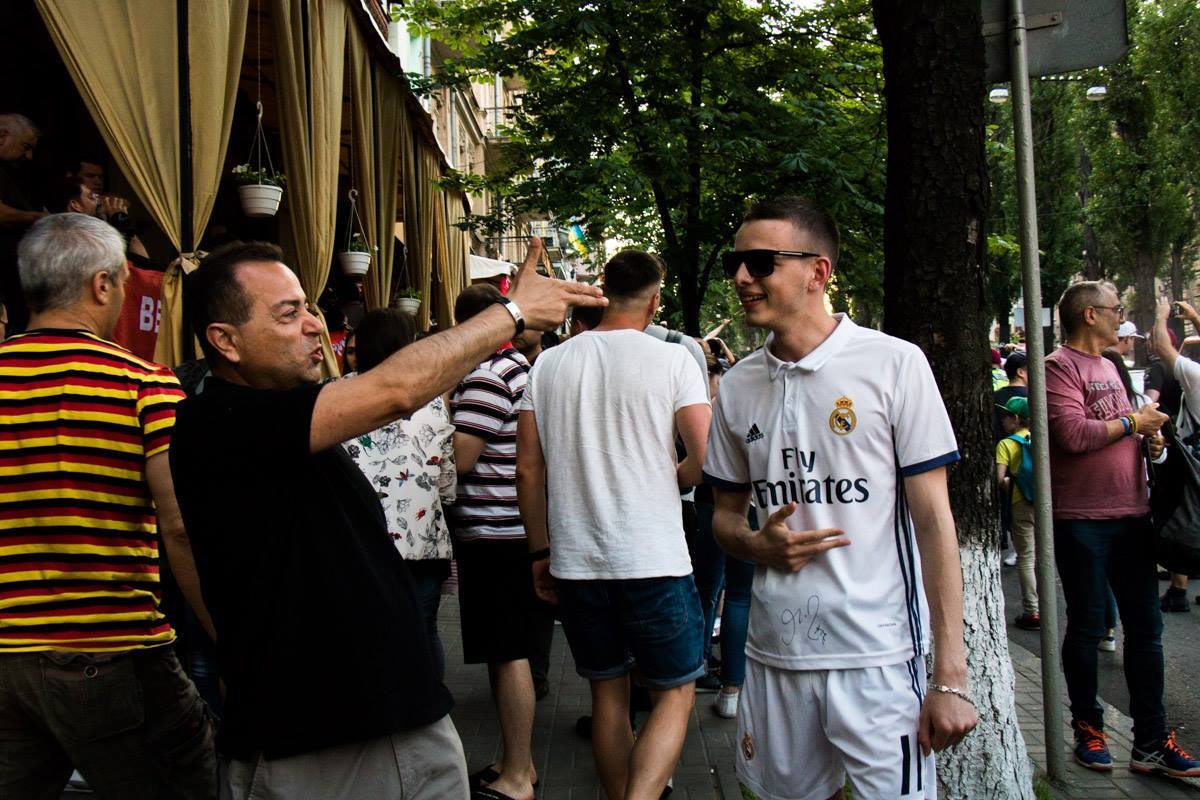 Одинокий фанат "Реала" зашел не туда ;)