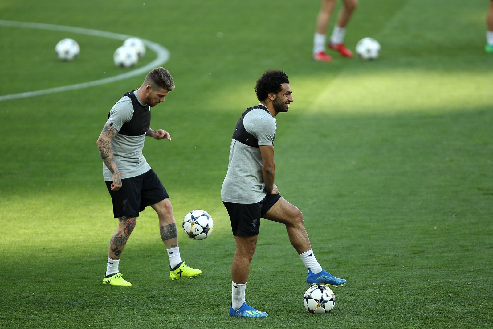 Мо, тяни ногу! Мо, тяни ногу!