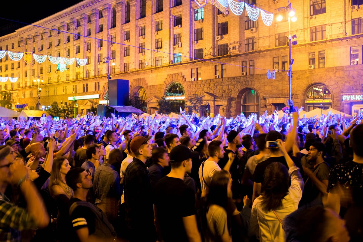 Самые ярые фанаты музыканта занимали места под сценой задолго до начала концерта