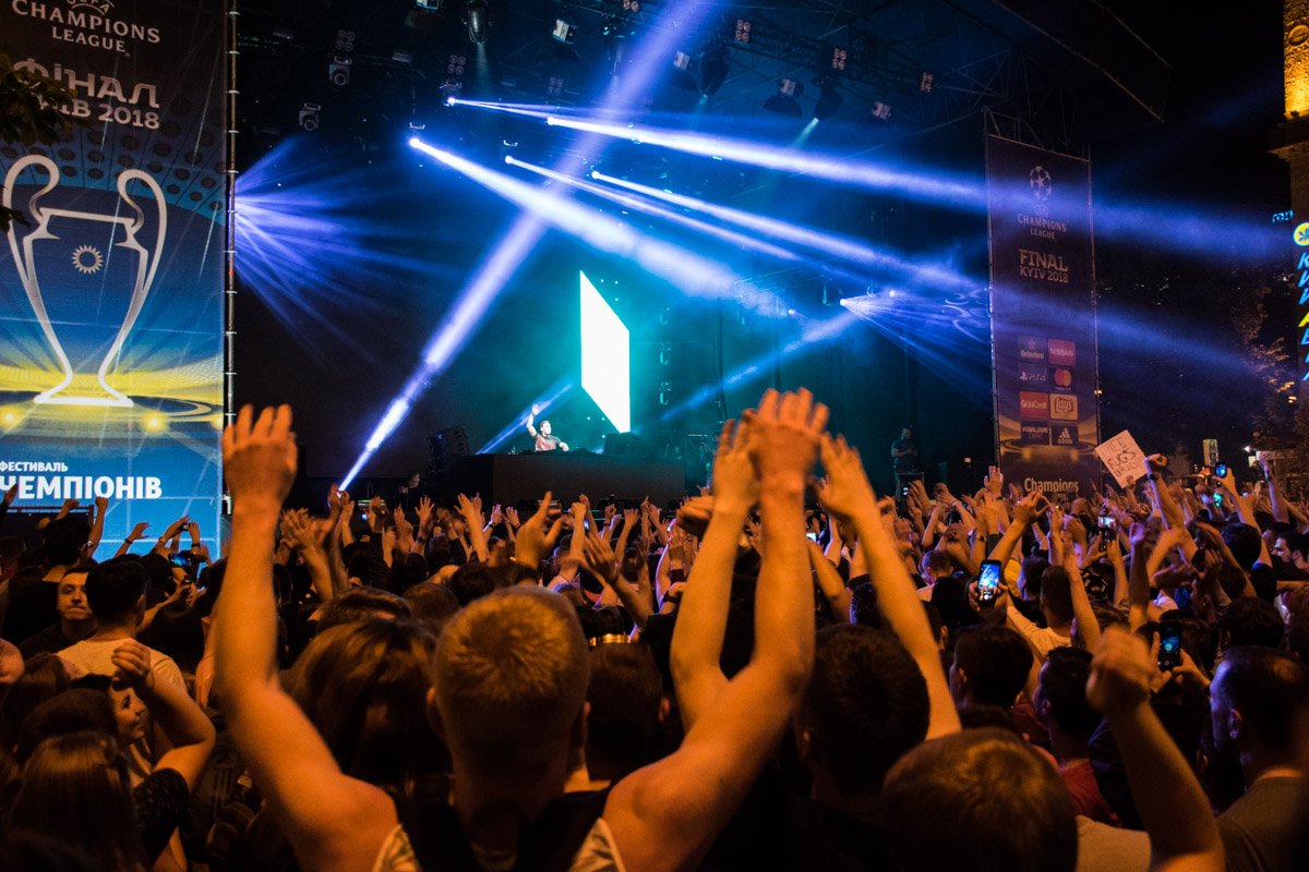 Танцы до упаду длились почти два часа