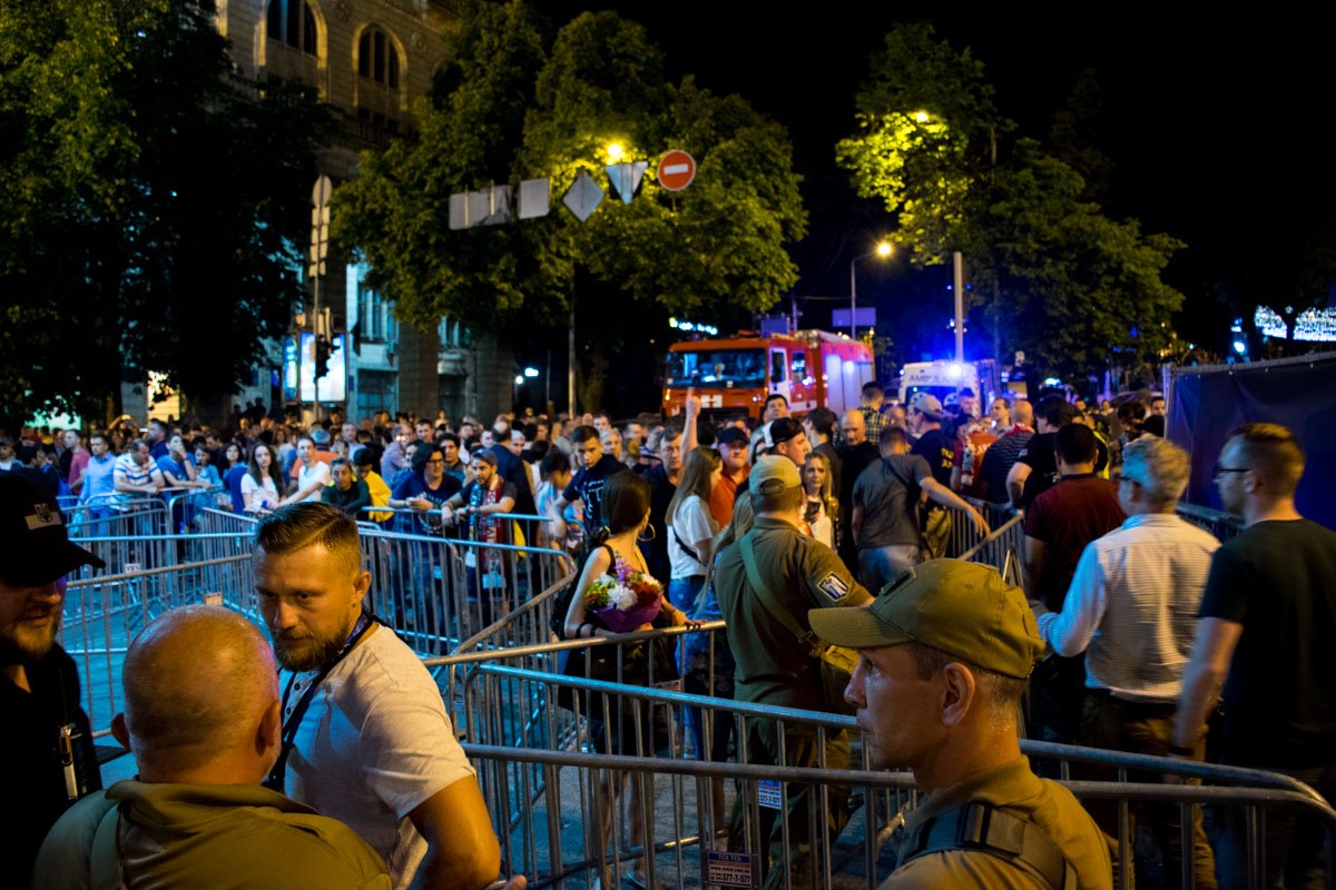 Те, кто не успел попасть на концерт остались за забором