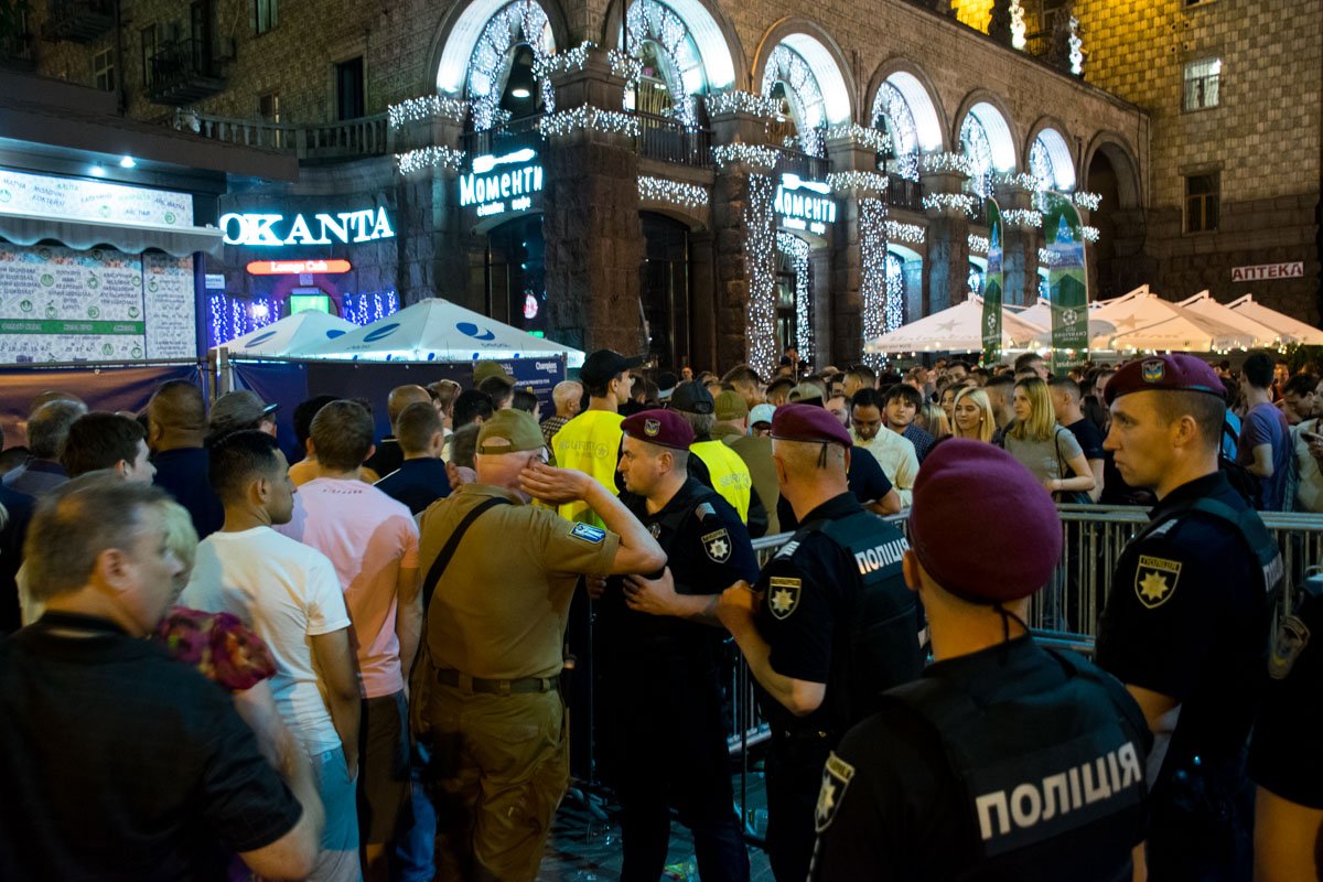 На вход фан-зону закрыли около 22:30