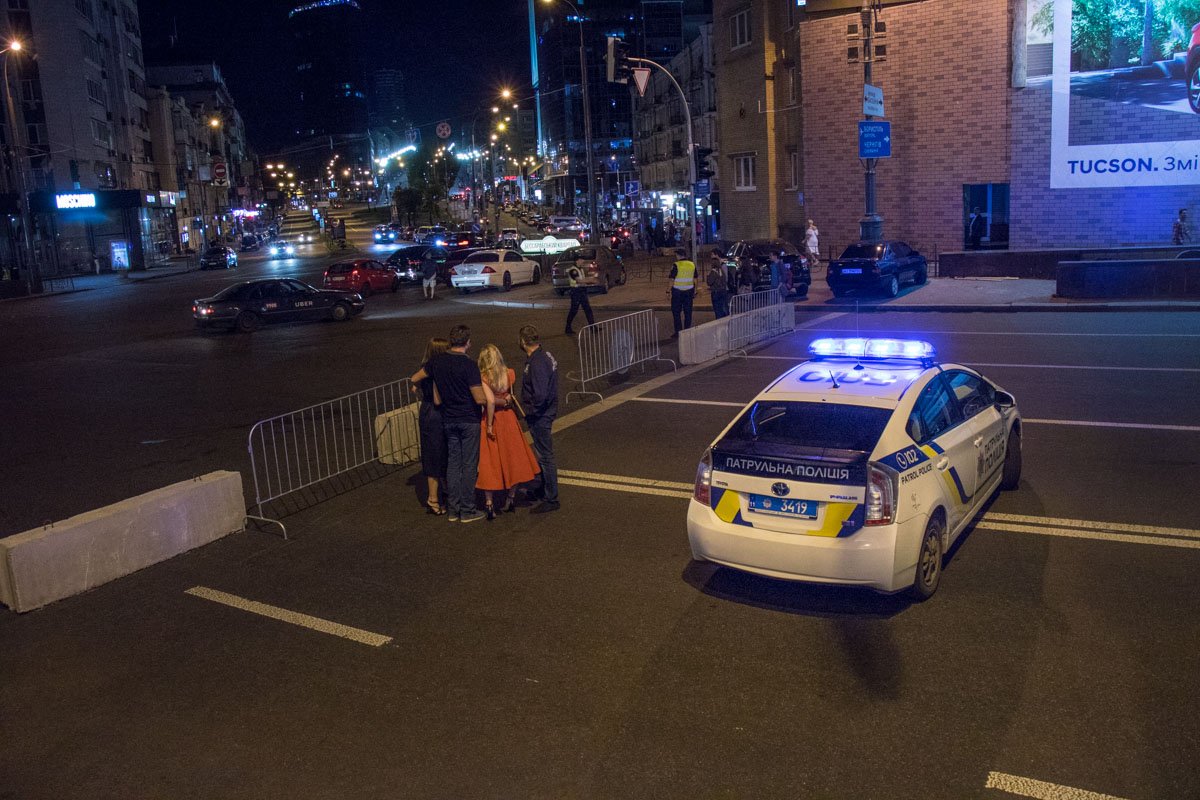 На помощь патрульным подоспели бетонные блоки