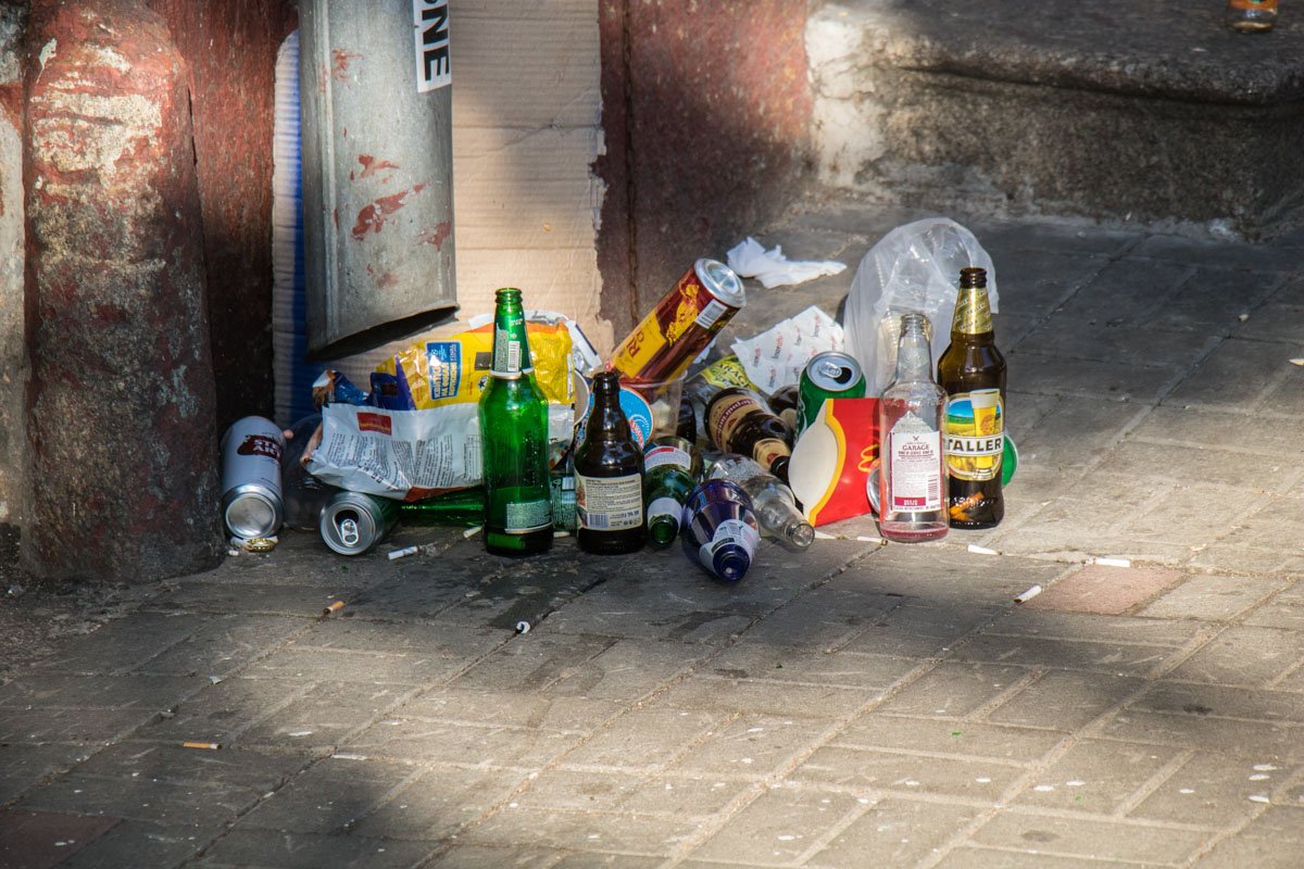 По всему центру разбросаны бутылки