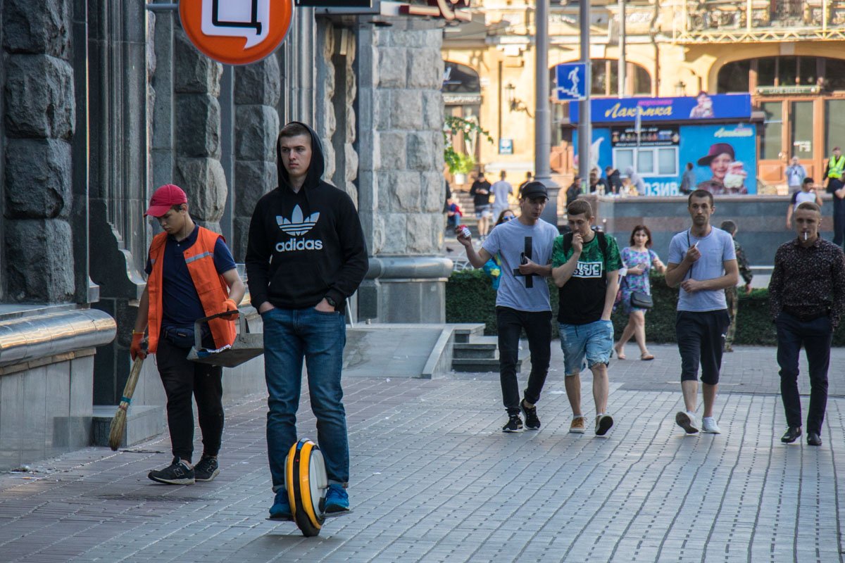 Фанаты продолжили гулять и утром