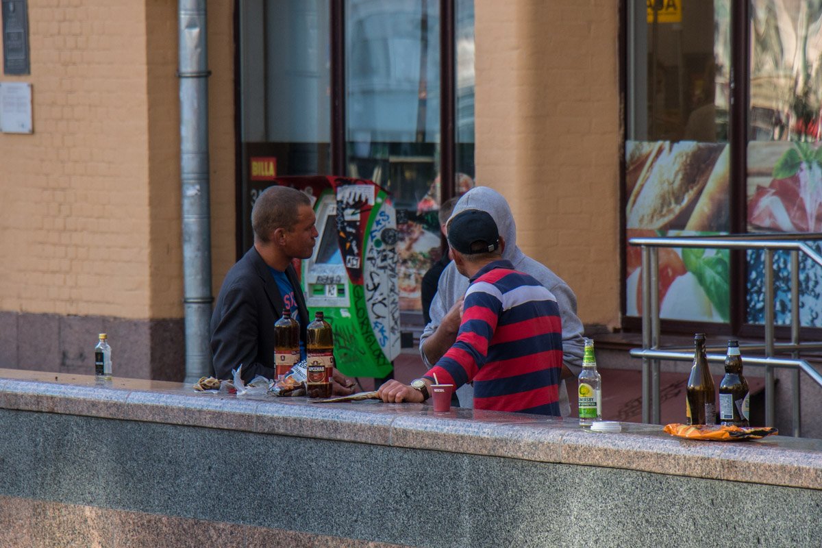 По всему Крещатику распивают алкоголь