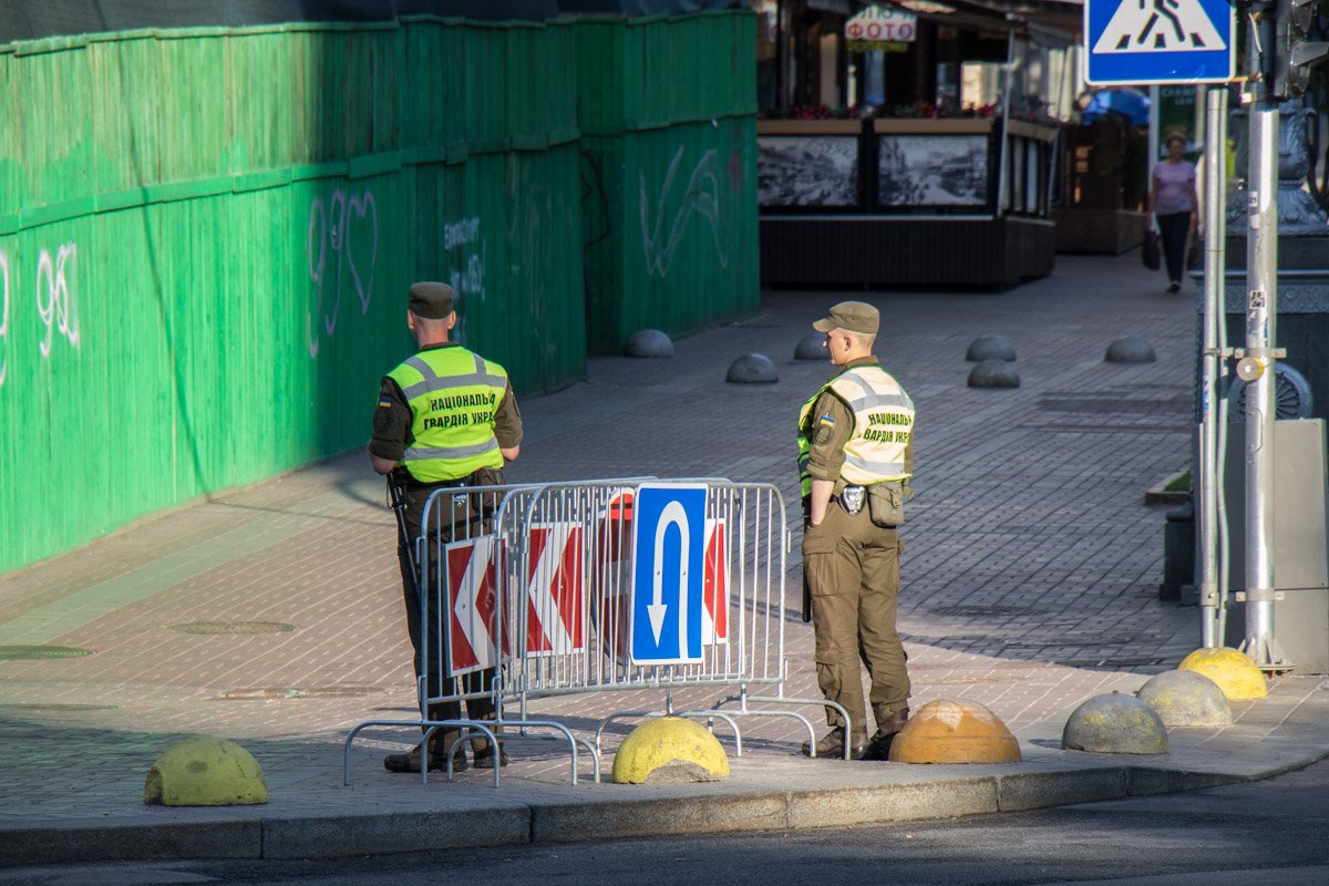 Полиция дежурит на каждом углу