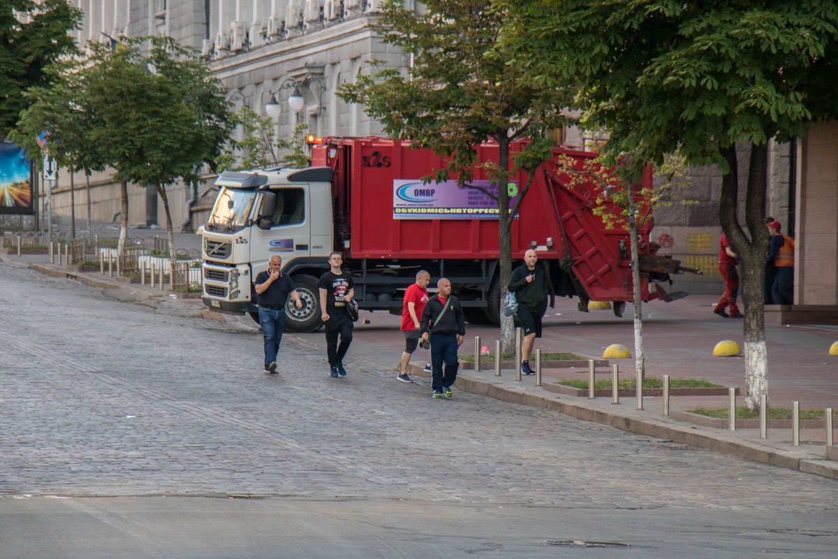 Сонные фанаты бродят по городу