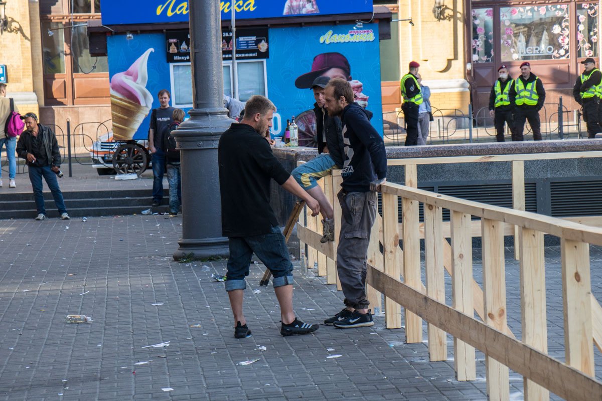 Столичные пьяницы тоже не упускают возможности насладиться происходящим