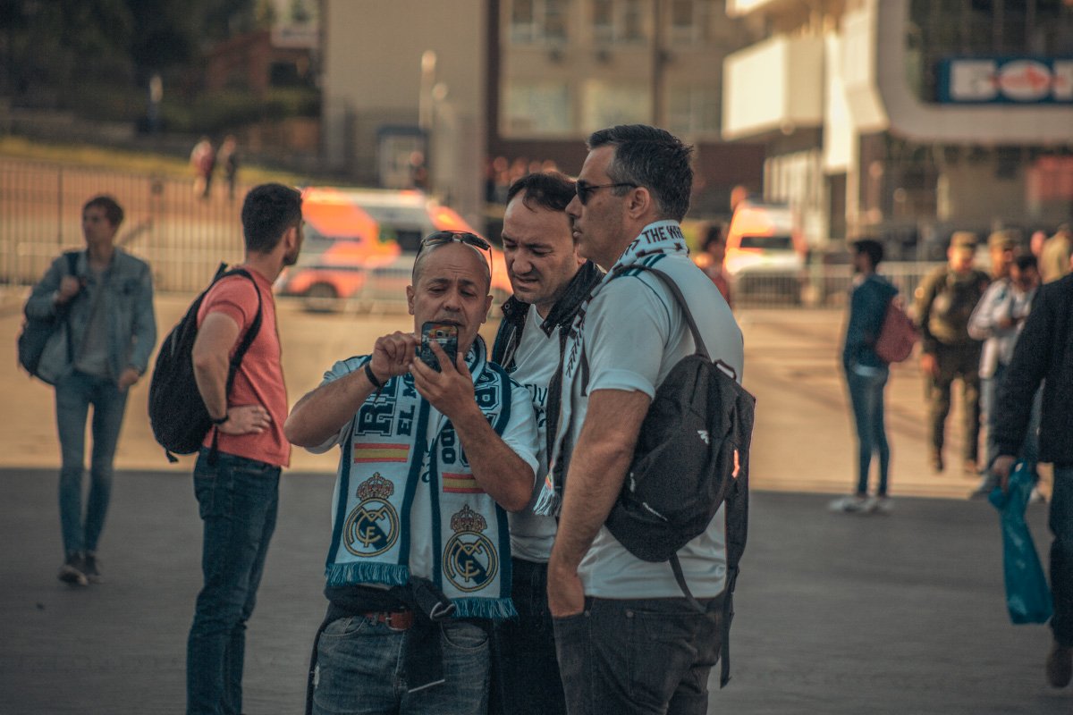 За 10 часов до матча к стадиону уже начали подтягиваться болельщики