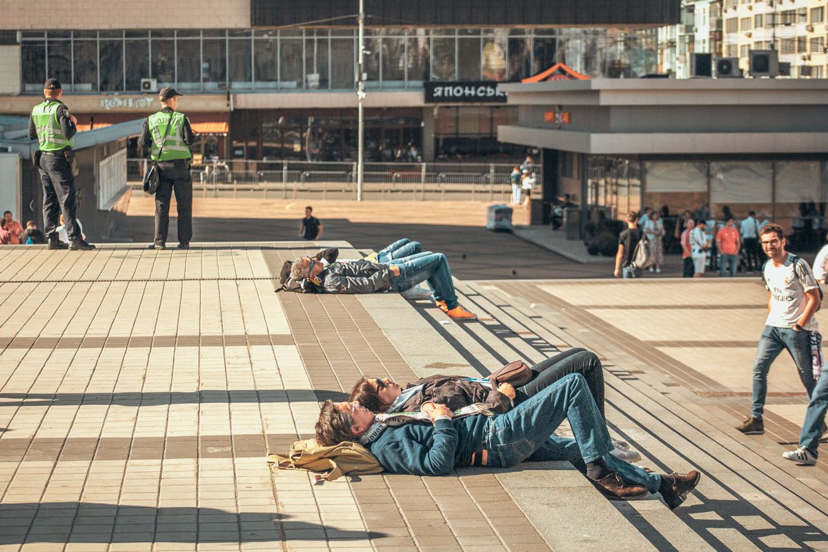 Некоторые из них примостились отдохнуть на ступеньках и уснули лежа на туристических рюкзаках