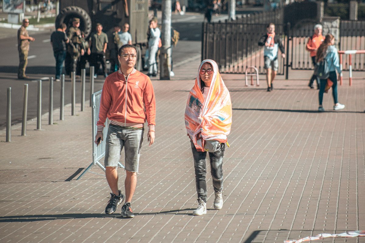 Другие просто гуляют, рассматривают "Олимпийский" в преддверии финала ЛЧ